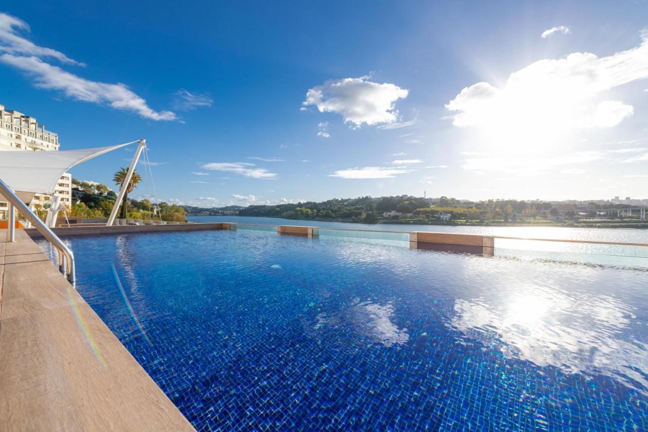Pestana Douro Riverside - Preferred Hotels & Resorts, Lifestyle Valbom  Екстер'єр фото Infinity pool at the resort